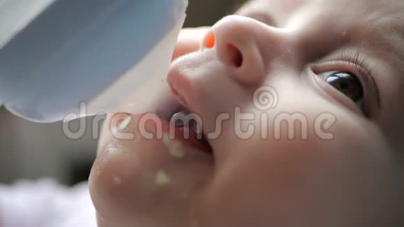 一个带吸管的瓶子里的好宝宝在室内缓慢地喝水视频的预览图