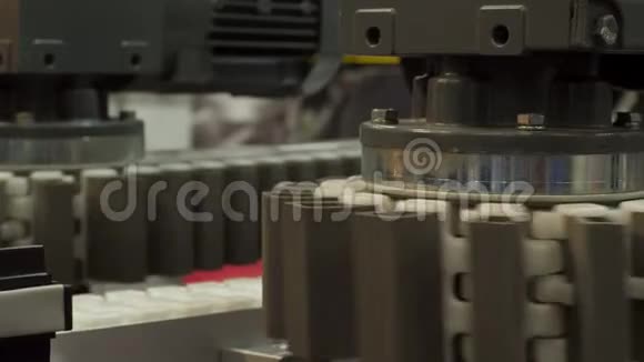 工业自动化工厂在室内关闭输送机机械生产线视频的预览图