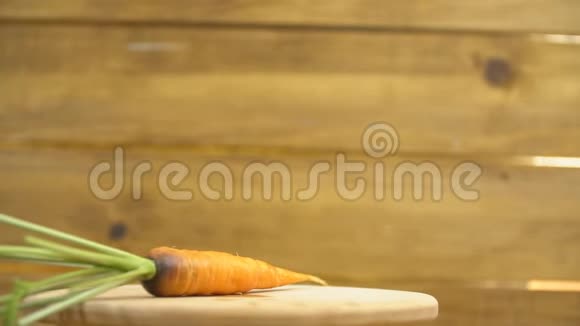 一根胡萝卜放在旋转的桌子上视频的预览图