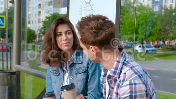 男女朋友的肖像在汽车站见面喝杯新鲜咖啡视频的预览图