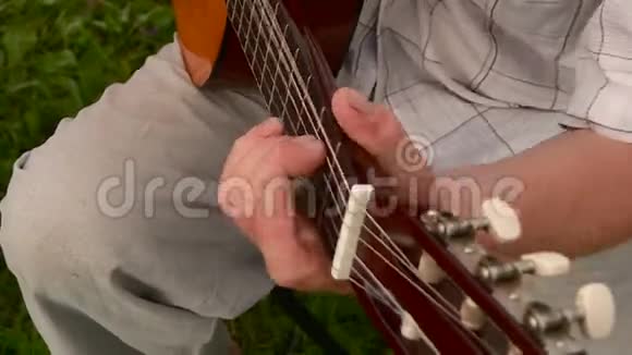 那个弹吉他的人视频的预览图
