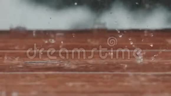 美丽的慢动作b卷镜头海雨落在后院甲板上视频的预览图