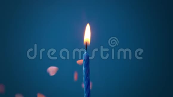 深蓝色背景上的深蓝色蜡烛和背景上的糖心视频的预览图