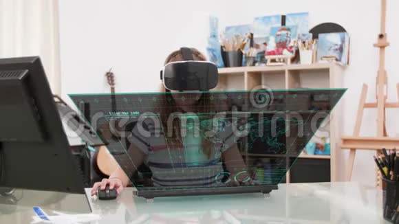 多莉在她房间里用虚拟现实耳机学习一个女孩视频的预览图
