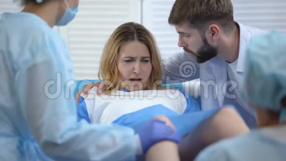 男人支撑着妻子几乎没有呼吸推着孩子出生住院视频的预览图