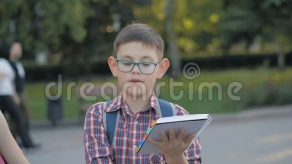 放学后带着背包在公园前面的男孩视频的预览图