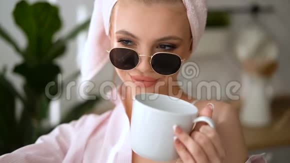 白发美女在家看着相机早餐和一杯咖啡模型被拍照视频的预览图