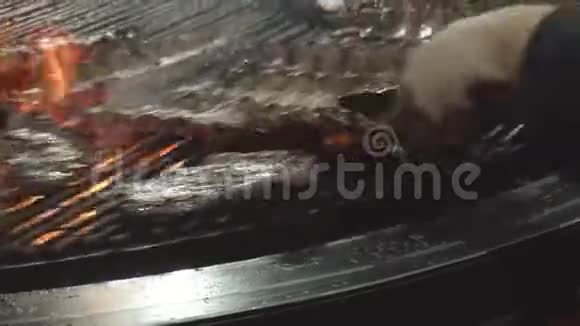在餐馆博物馆里的烤架上炸排骨的过程一道传统的菜4K厨师烤猪肉视频的预览图