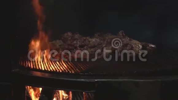 猪肉排骨烤厨师翻肉餐厅里美味的肉菜背景慢动作传统视频的预览图