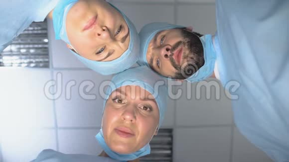 严肃的外科医生小组面对着昏迷后醒来的病人进行监测视频的预览图