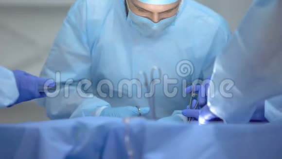 外科医生清除身体不健康部位切除肿瘤手术医院视频的预览图