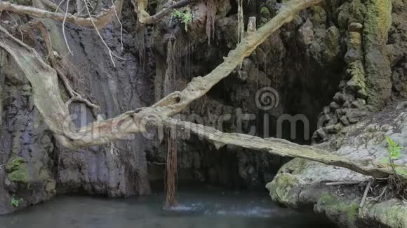 塞浦路斯阿芙罗狄蒂浴场的岩石上的水流视频的预览图