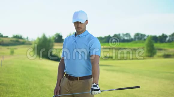 高尔夫球运动前用球杆热身手部贻贝的英俊男运动员视频的预览图