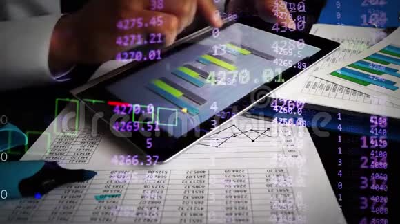从事商业图表和金融数字在线工作的金融分析师视频的预览图