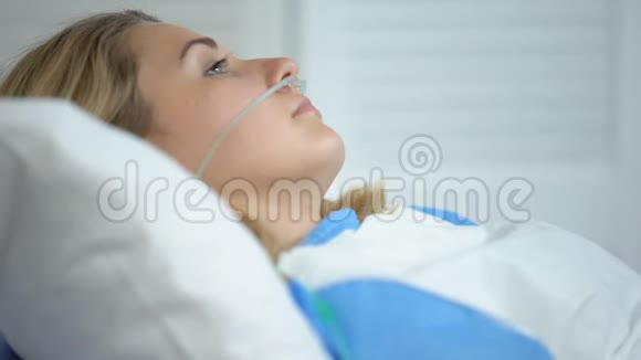 面部有氧气鼻导管的不适妇女准备手术视频的预览图