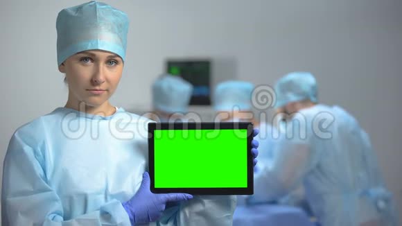 严重护士操作时持平板电脑绿色屏幕死亡率视频的预览图