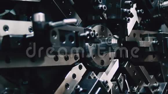 生产钢弹簧的自动化设备工程和工业视频的预览图