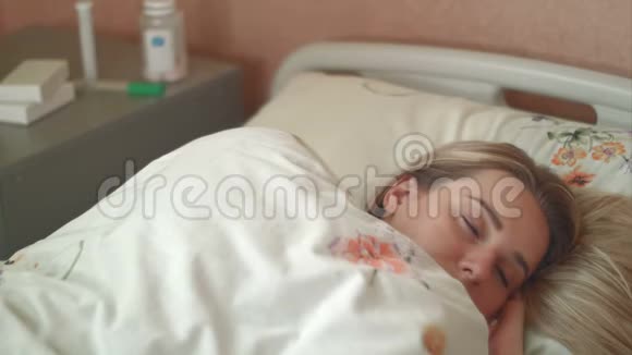 女病人在病床上醒来视频的预览图