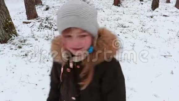 冬天独自一个女孩在森林里视频的预览图