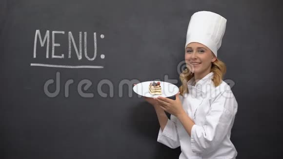 厨师拿着蛋糕靠近黑板菜单字在餐厅提供甜点视频的预览图