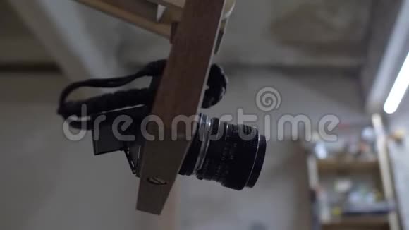相机用一个旧的手动镜头在一个木制吊坠结构准备拍摄4k4k录像60英尺视频的预览图