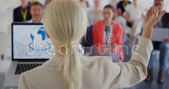 女演讲者在商务会议上向观众献媚视频的预览图