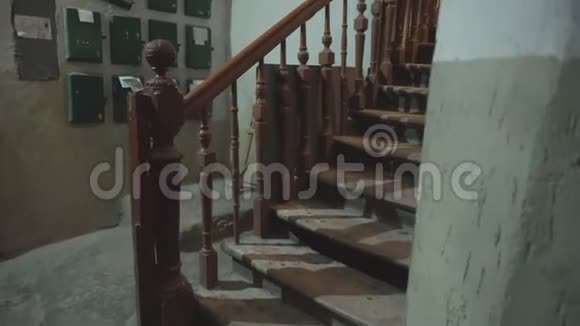 古老的门廊在一座住宅建筑中有一个木制楼梯有栏杆和邮箱复古建筑视频的预览图