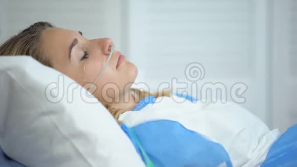 带氧气鼻导管哭的妇女重要手术前担心视频的预览图