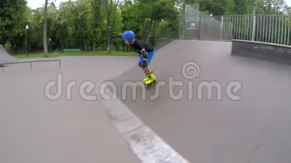 运动儿童休闲男孩轮滑坡道视频的预览图