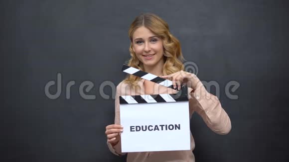 女生在单词教育中使用剪贴板开学毕业视频的预览图