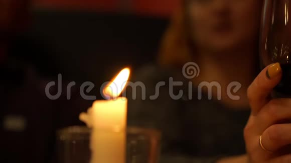 蜡烛火焰对着女人喝红酒慢吞吞视频的预览图