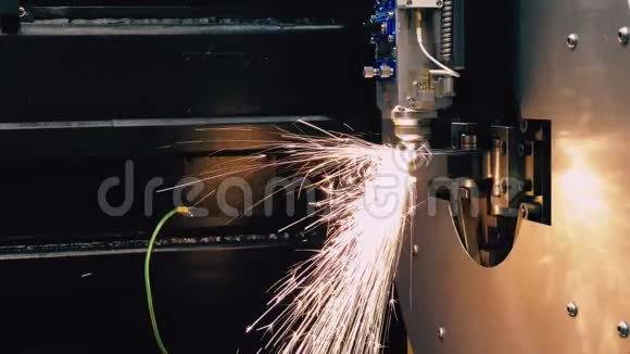 工厂制造钢零件的工艺激光切割自动化视频的预览图