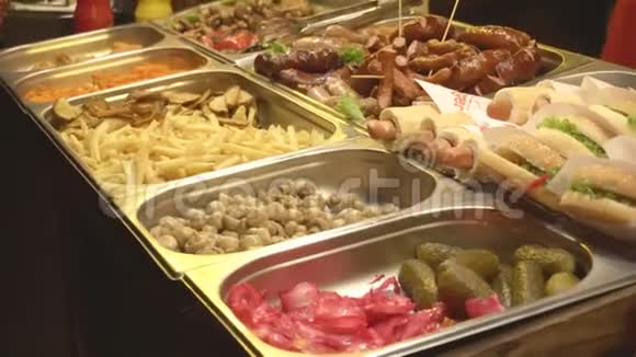 热狗和汉堡正在展出街头食品快餐脂肪垃圾食品蘑菇和薯条可供选择的食物视频的预览图