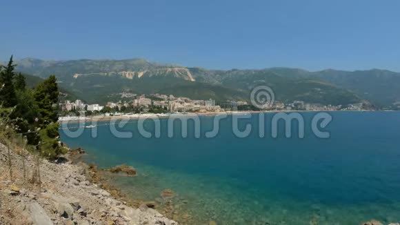 从黑山海岸俯瞰亚得里亚海的美丽景色美丽的海景和度假酒店视频的预览图