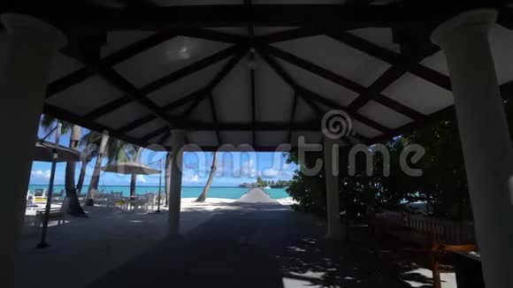 马尔代夫岛在阳光明媚的一天步行到天堂4K美景视频的预览图