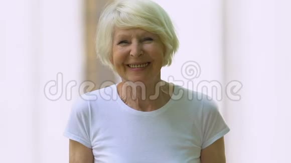 老年女性微笑相机社会保障健康的生活方式特写视频的预览图