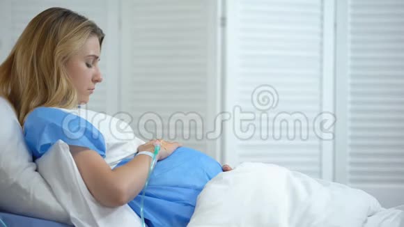 孕妇因导管抚摸肚子而烦躁不安担心儿童健康视频的预览图