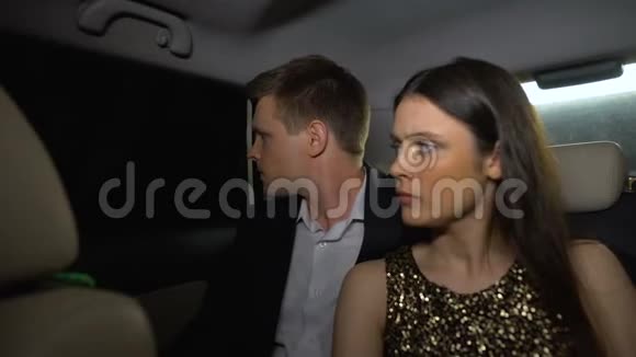 一对不开心的夫妇在派对后坐在车后座关系危机糟糕的约会视频的预览图