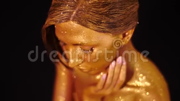 女人的金色皮肤视频的预览图