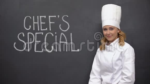 女高级厨师在后台显示OK标志酋长特别短语视频的预览图