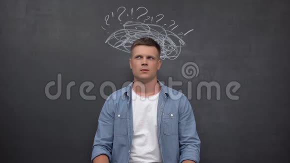 困惑的男人在黑板上挠头寻找答案想法视频的预览图
