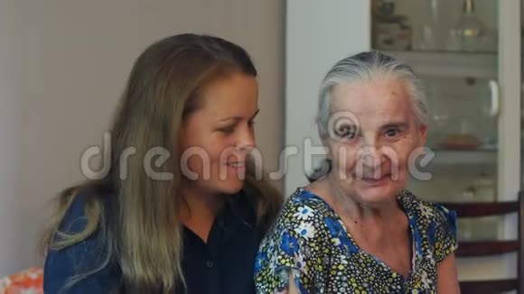 老人80岁以上祖母带孙女在家中视频的预览图