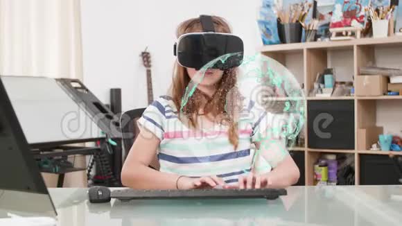 孩子在家在虚拟空间做作业视频的预览图