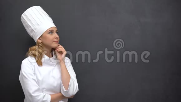 高级厨师在黑板上触摸下巴寻找灵感视频的预览图