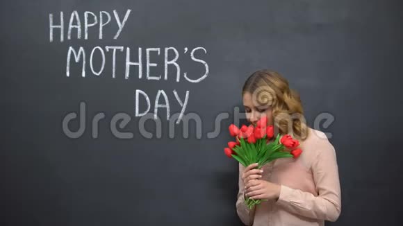 有花的女人站在旁边签名祝你母亲节快乐视频的预览图