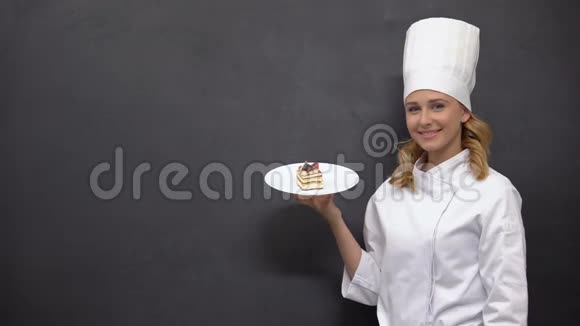 女厨师拿甜点蛋糕食谱模板面包店广告视频的预览图