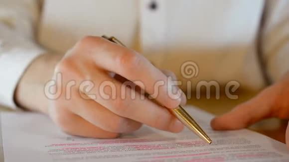 男性手拿金笔阅读商业合同视频的预览图