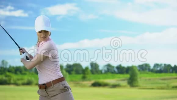 没有经验的女人打高尔夫没有成功的击球失败者视频的预览图