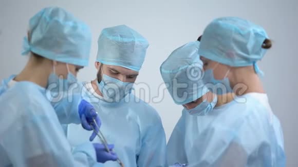 专业外科医生团队在手术室工作护士对着镜头微笑视频的预览图