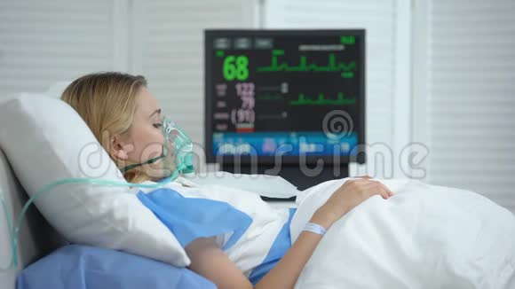 孕妇有活力心电图监测仪稳定心率健康视频的预览图